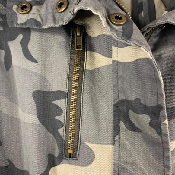 Forever 21 washed camo sweatshirt /hooded utility jacket, with zippered pockets - Picture 7 of 12